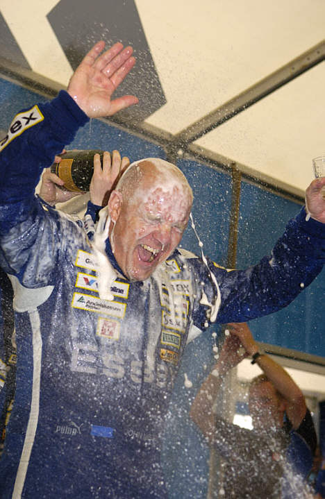 John Nielsen - efter løbet fil han champagnebad af teamet.